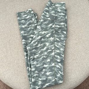 Athleta Salutation Stash 7/8 Tight